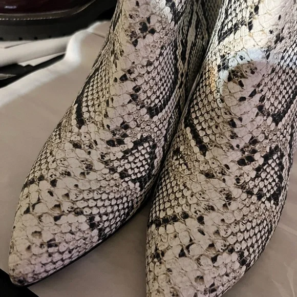 Longchamp Black and White Heeled Boots with Snakeskin Pattern - Picture 7 of 10